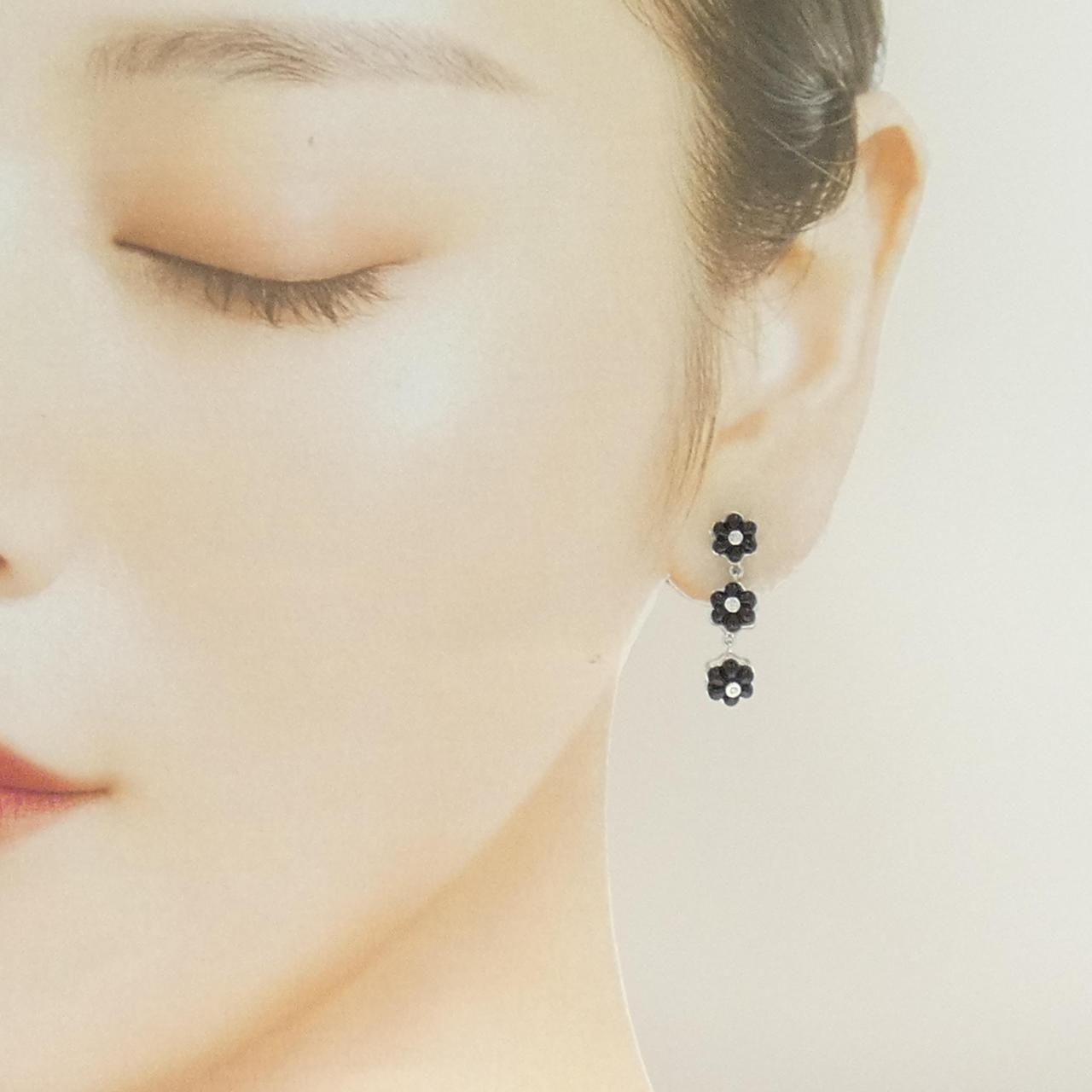 黒い花型ピアス K18WG オニキス 黒い花型ピアス K18WG オニキス