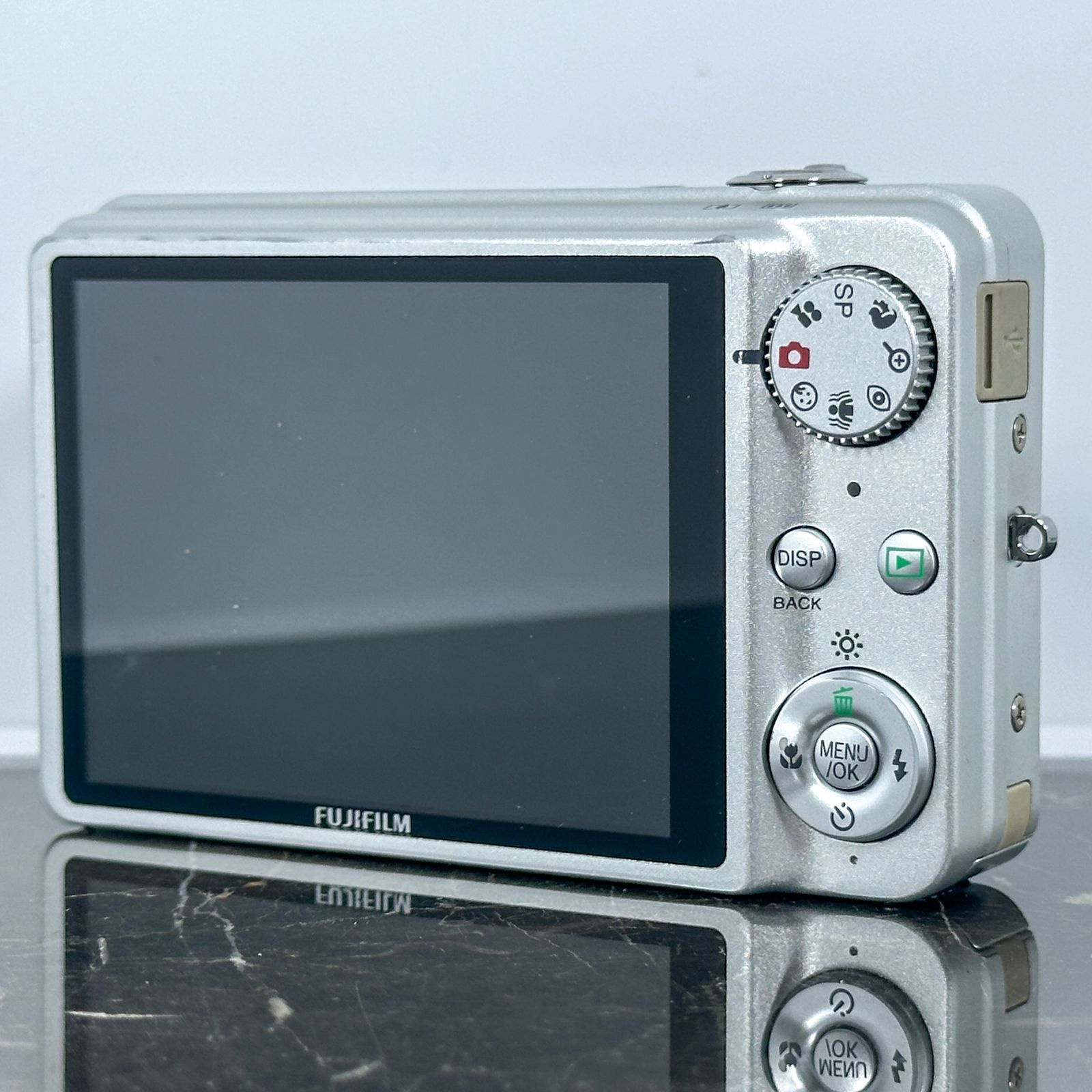 FUJIFILM FinePix J150w 1000万画素 28mm広角 光学5倍ズーム フジノン