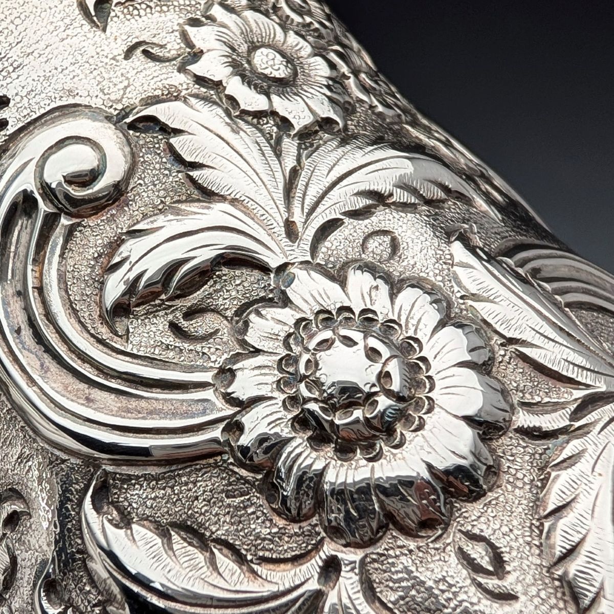 1736年 英国ジョージアン 浮き彫り装飾 純銀製大型マグカップ 356 g Richard Bayley