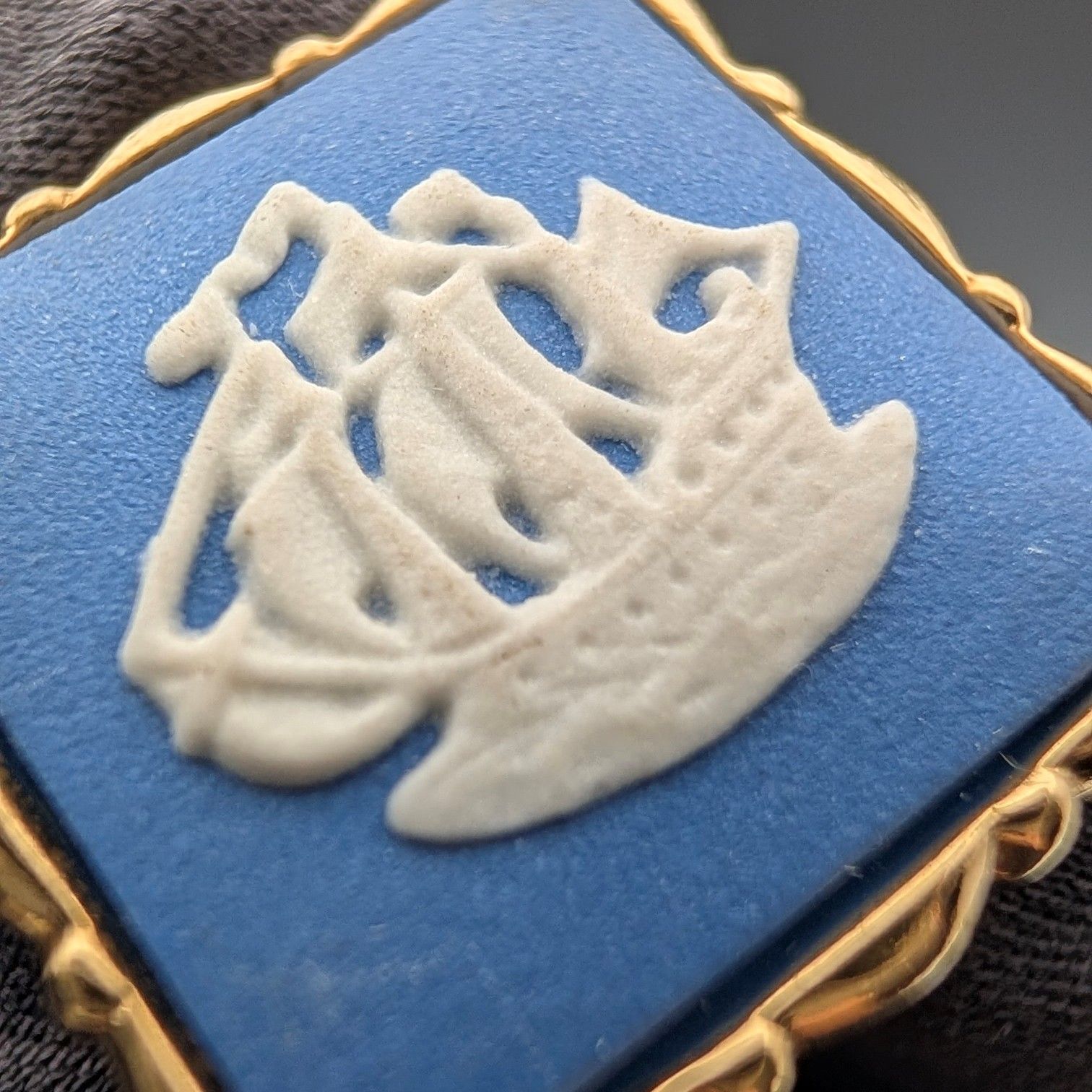 英国ウェッジウッド カフリンクス＆ネクタイピン ブルージャスパー帆船角形カメオ ゴールド 台座ケース付