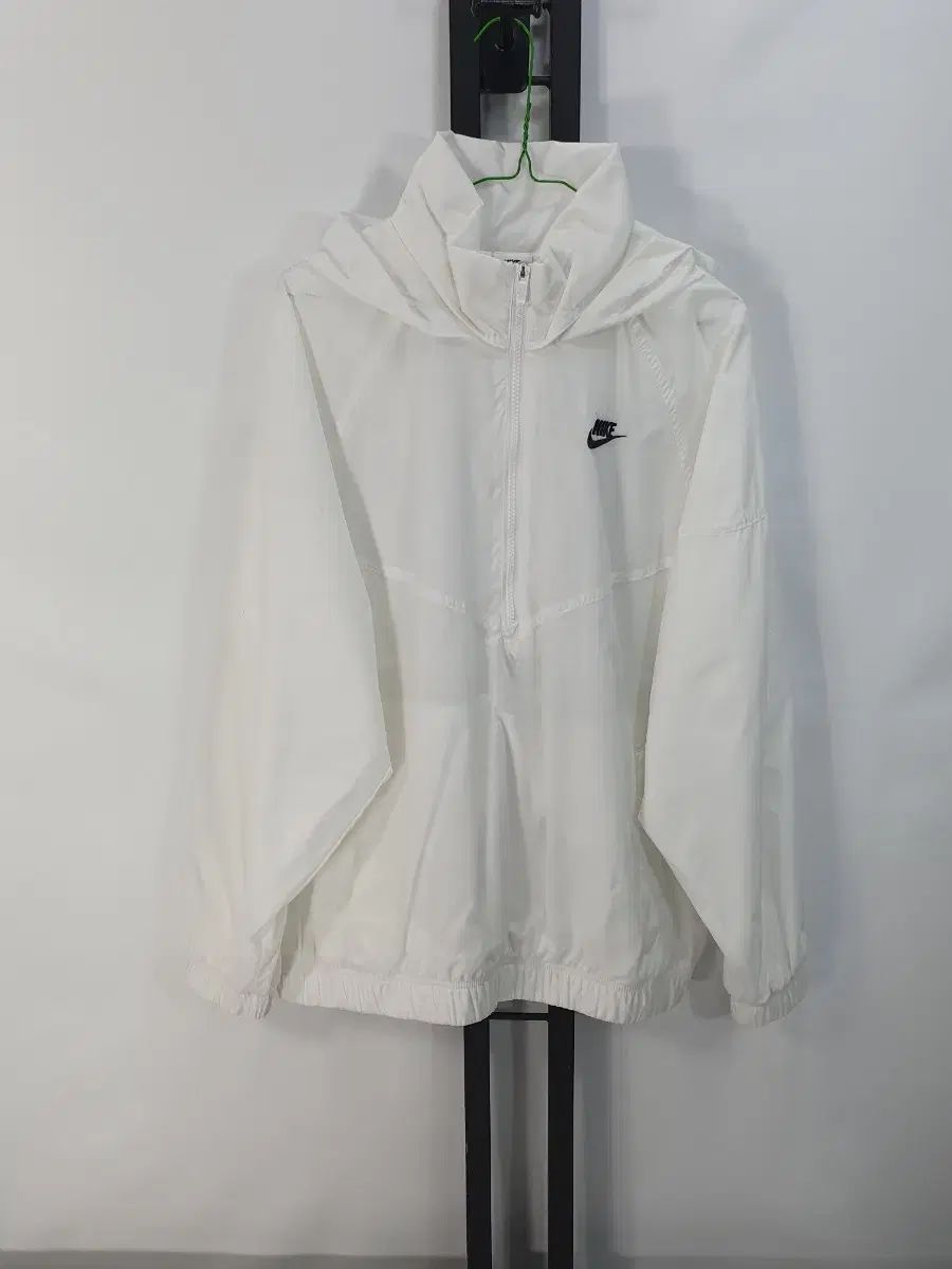 NIKE アノラック ウィンドランナー　白　Mサイズ NIKE アノラック ウィンドランナー 白 Mサイズ NIKE アノラック