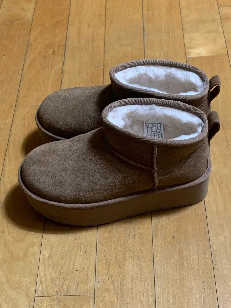  アグ Classic ウルトラ ミニ フラットフォーム ブーツ チェスナット US 6 W 230 その他 ブーツ