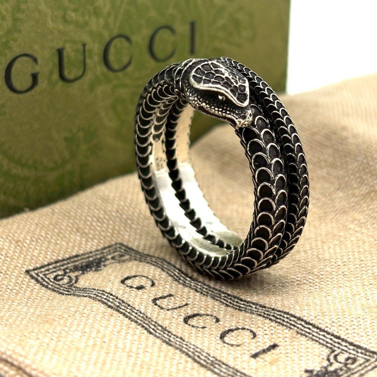 静かに色気を纏う GUCCI グッチ ガーデンスネークリング 指輪 燻し加工 シルバー925 エイジング加工 24刻印 シルバー 23号