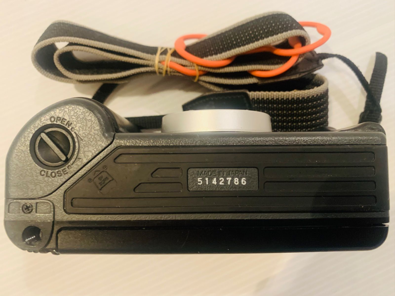 動作品】フィルムカメラ Konica 現場監督 LENS 28 WB ECO - メルカリ