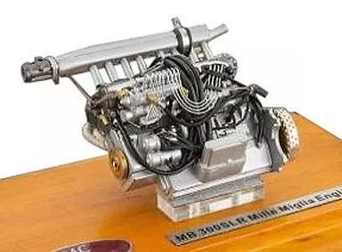 ミニカー 1 18 メルセデス ベンツ300 SLR エンジン ケース付 M-120