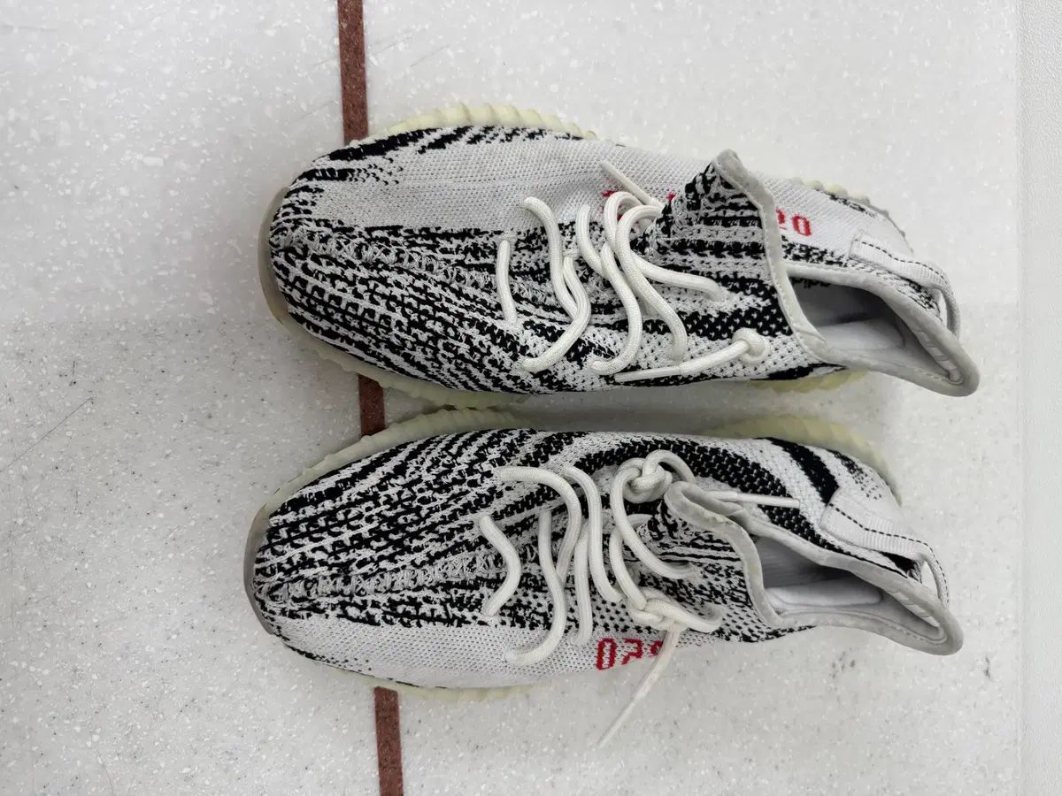 アディダス イージーブースト 350 ゼブラ