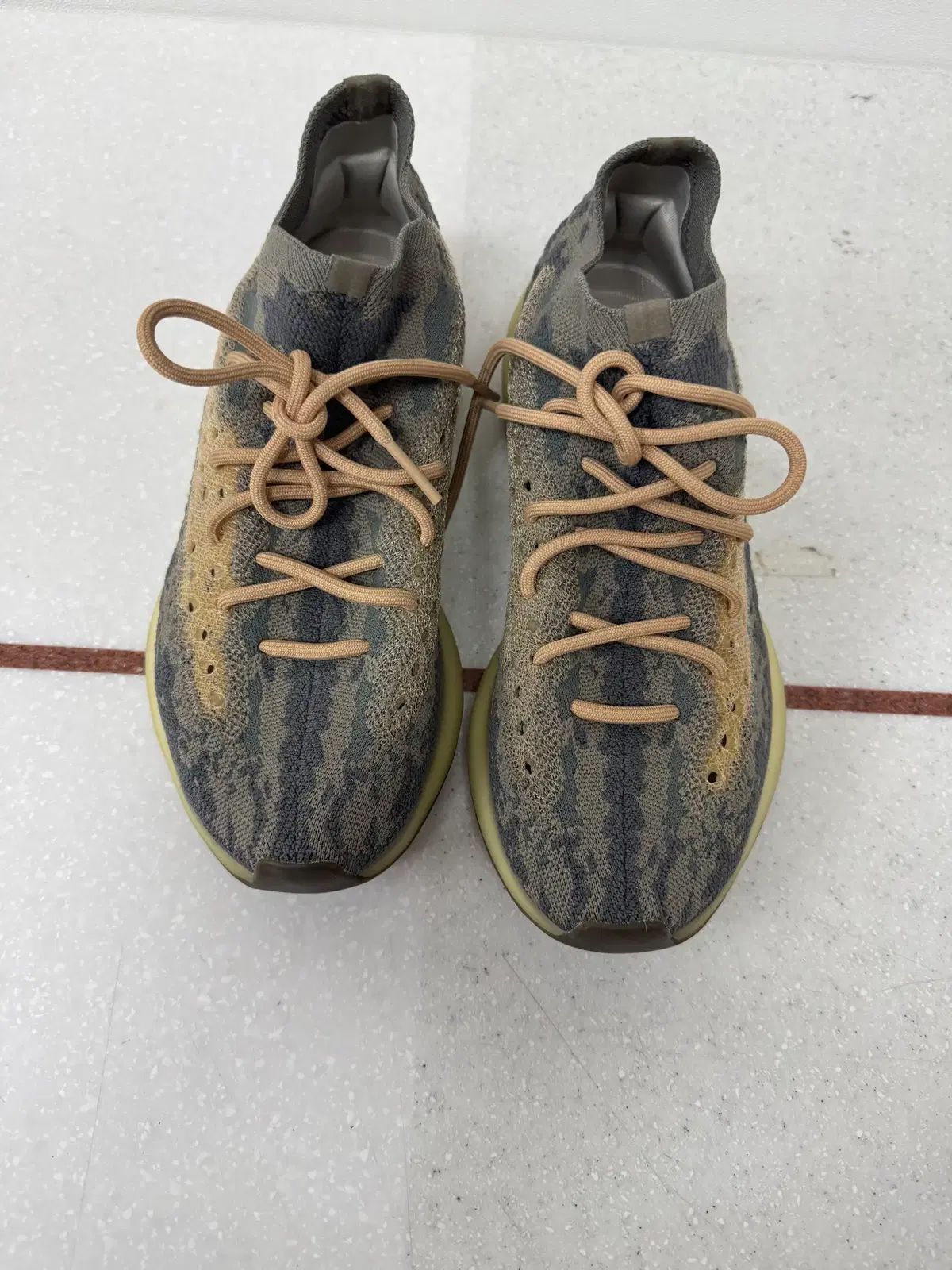 アディダス イージーブースト ストーン 27 5 cm サイズ