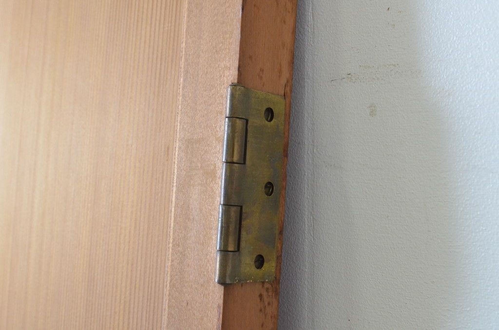  現状販売 板戸扉 アンティーク建具 上手物 柾目 真鍮つまみ付き 舞良戸 帯戸 ドア 4～7営業日前後で発送 修理加工希望の方3ヶ月程で発送 R-065080 ドア 扉 板戸 障子 住宅設備