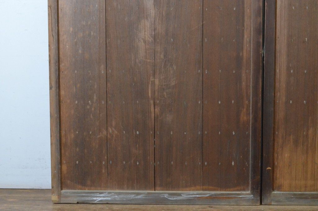  現状販売 マス目格子板戸 セット アンティーク建具 柾目 きつね格子 狐格子 格子戸 板戸 引き戸 升目 4～7営業日前後で発送 修理加工希望の方3ヶ月程で発送 R-065081 ドア 扉 板戸 障子 住宅設備