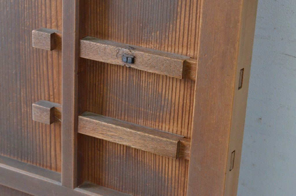  現状販売 板戸扉 アンティーク建具 上手物 柾目 つまみ付き 舞良戸 帯戸 ドア 4～7営業日前後で発送 修理加工希望の方3ヶ月程で発送 R-065084 ドア 扉 板戸 障子 住宅設備