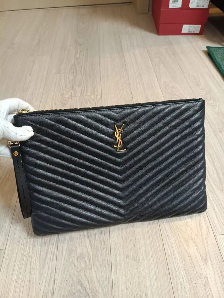 YVES SAINT LAURENT イヴ サンローラン マトラッセ クラッチバッグ large₍ラージ