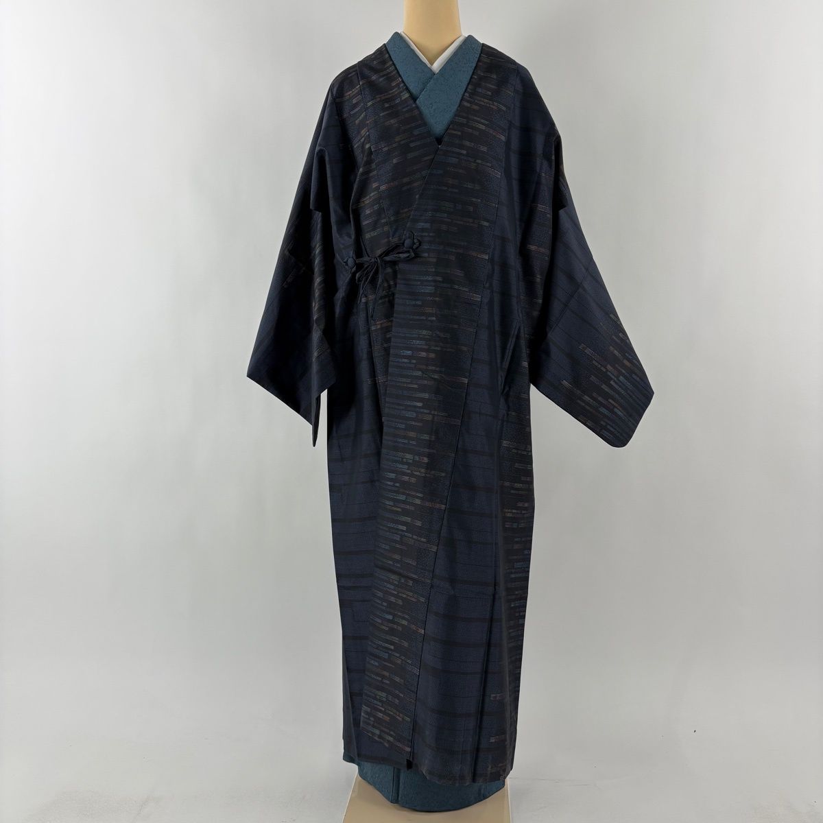 道中着 身丈136 cm 裄丈71 L 和装コート 大島紬地 証紙 幾何学模様 縞 濃紺 正絹 秀品