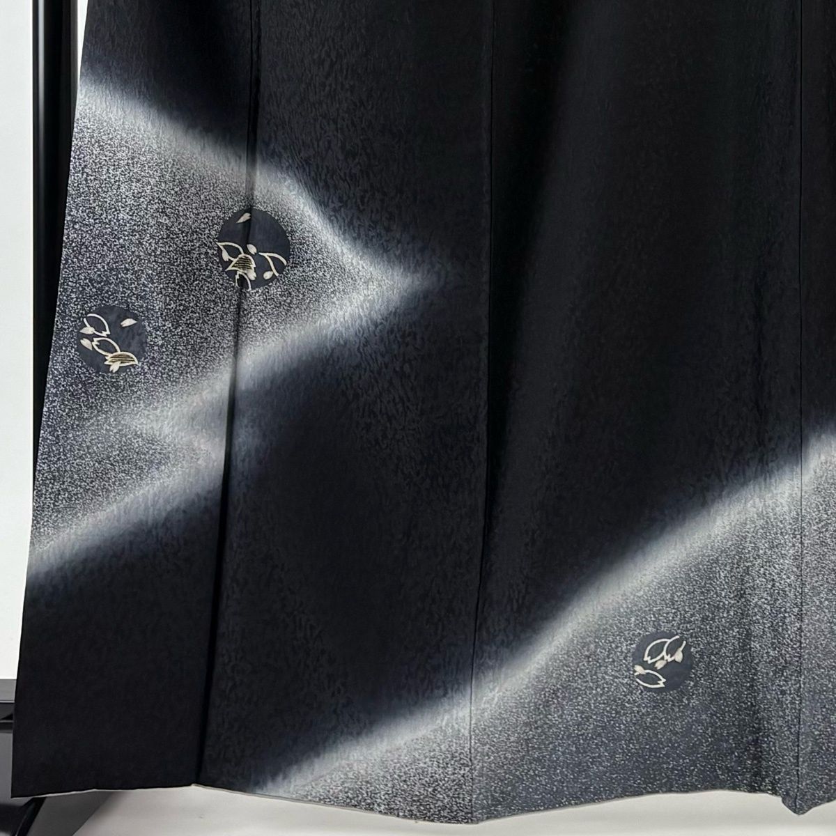 付下げ 身丈164 cm 裄丈65.5 M 袷 林淳一 落款 花びら 丸文 箔 金彩 黒 正絹 秀品