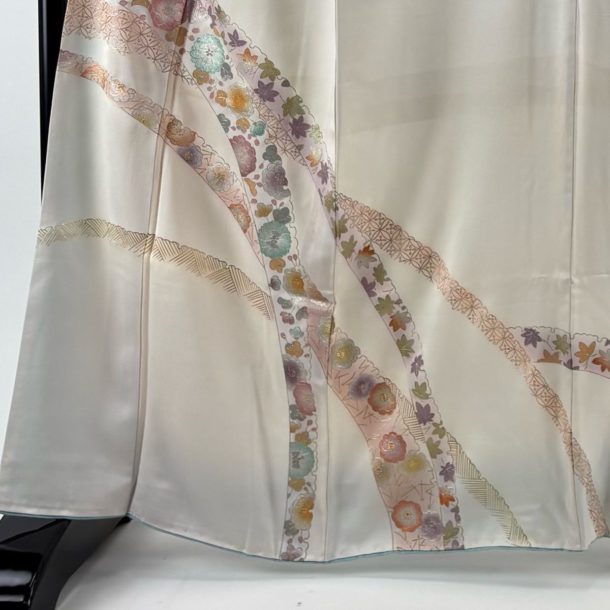 付下げ 身丈163.5 cm 裄丈66.5 M 袷 和田光正 落款 草花 七宝 金銀彩 薄ピンク 正絹