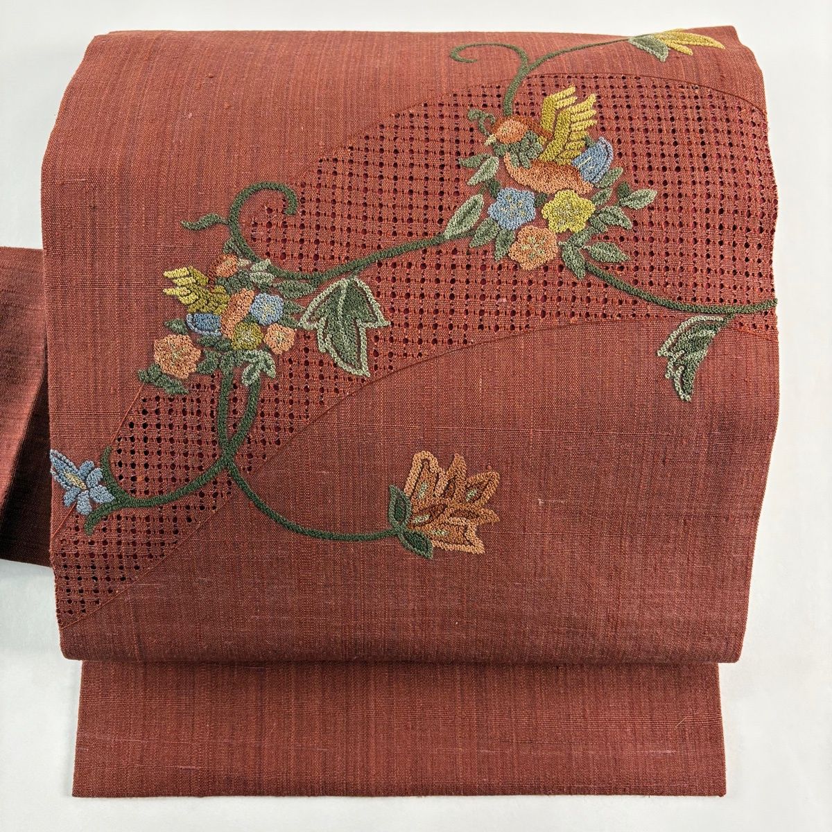 名古屋帯 秀品 紬地 花唐草 鳥 相良刺繍 汕頭刺繍 赤茶 正絹