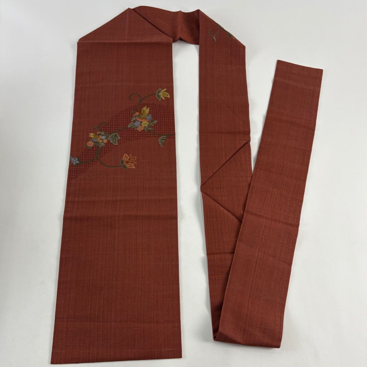 美品】 名古屋帯 秀品 紬地 花唐草 鳥 相良刺繍 汕頭刺繍 赤茶 正絹