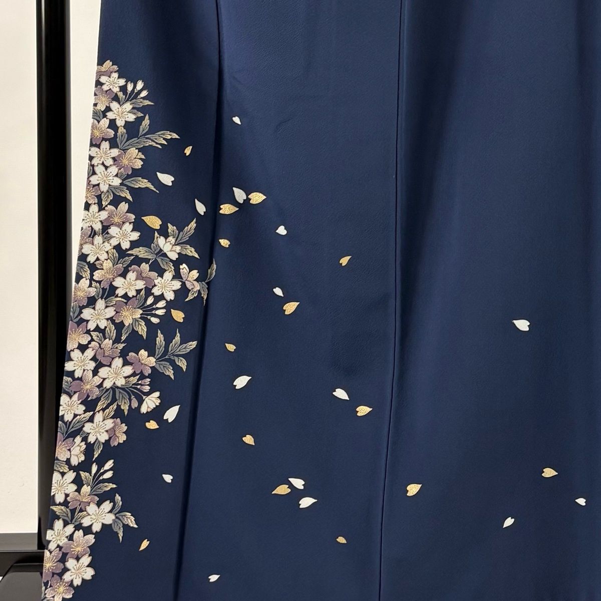 付下げ 身丈163.5 cm 裄丈66.5 M 袷 和田光正 落款 桜 桜の花びら 金銀彩 藍色 正絹 一つ紋