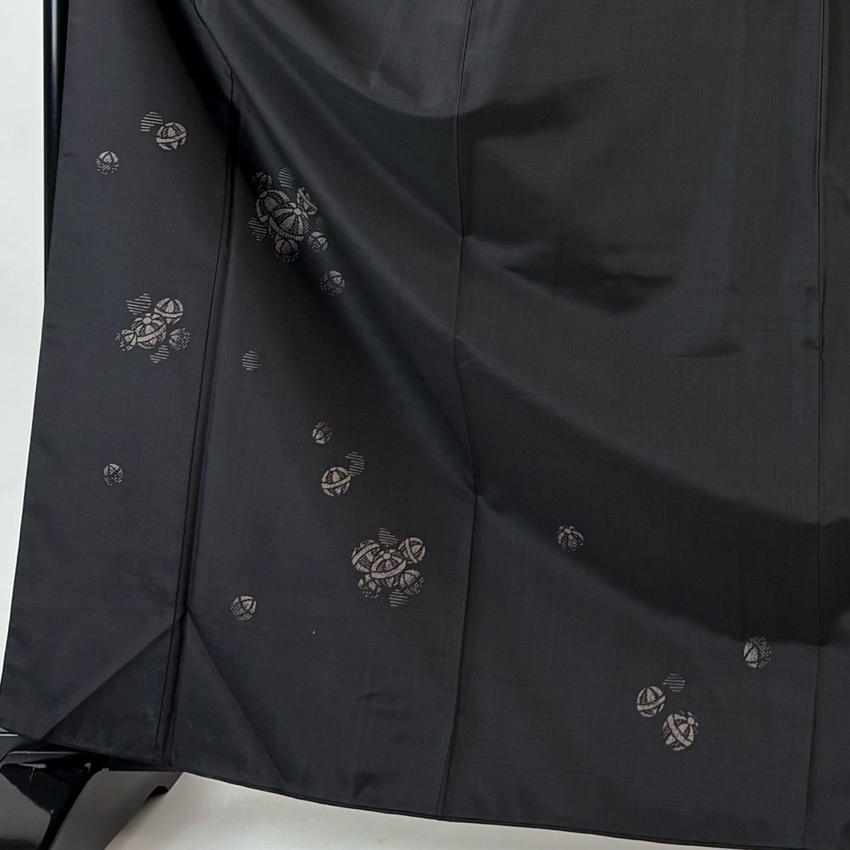 付下げ 身丈168 cm 裄丈65.5 M 袷 紬地 手鞠 墨色 正絹 秀品