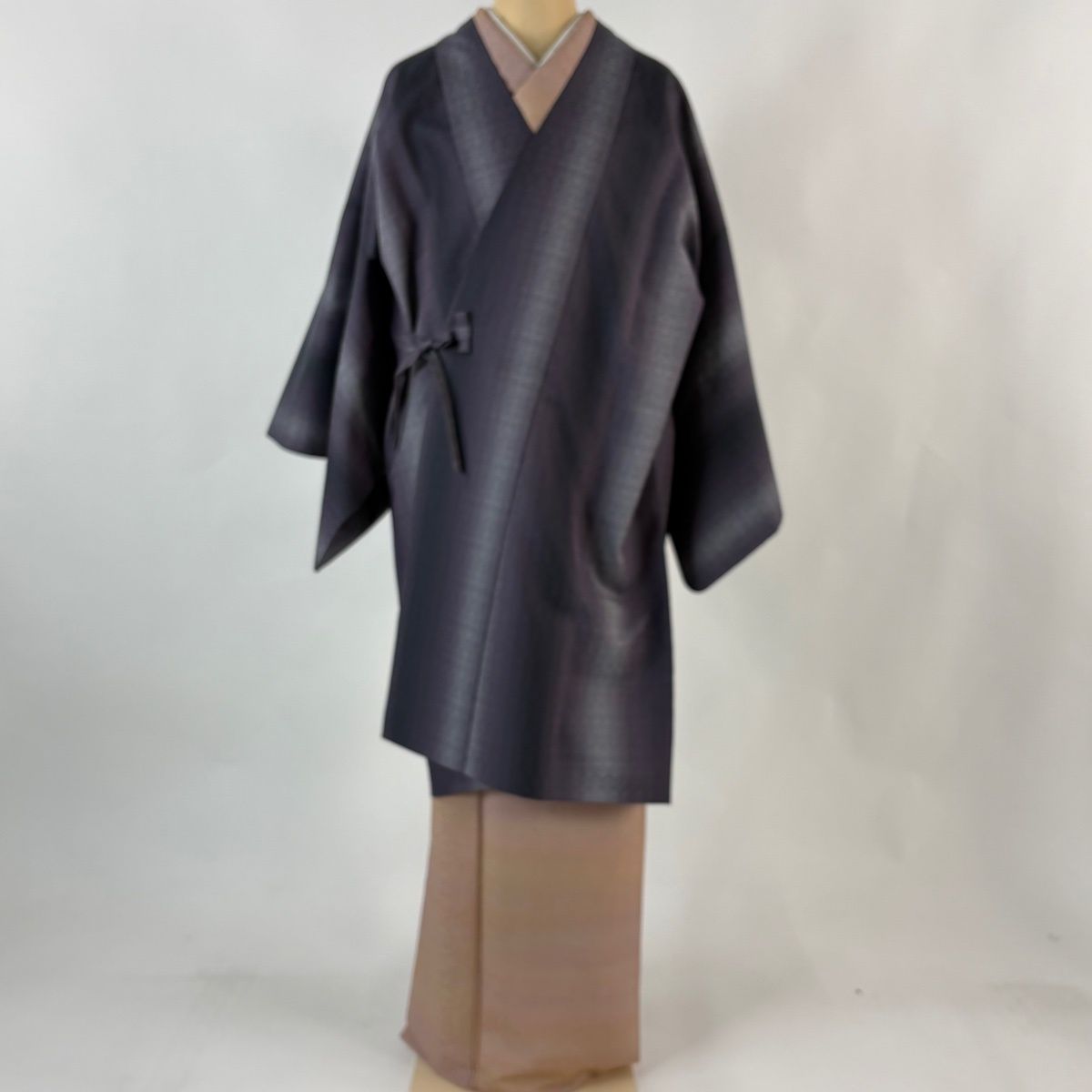 道中着 身丈103 cm 裄丈67 M 和装コート 紬地 洗える着物 幾何学 縦縞 ぼかし 紫 化繊 秀品