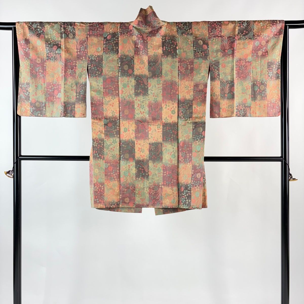 道中着 身丈89 cm 裄丈64 M 和装コート 鈴乃屋 草花 変わり市松 赤紫 正絹 秀品