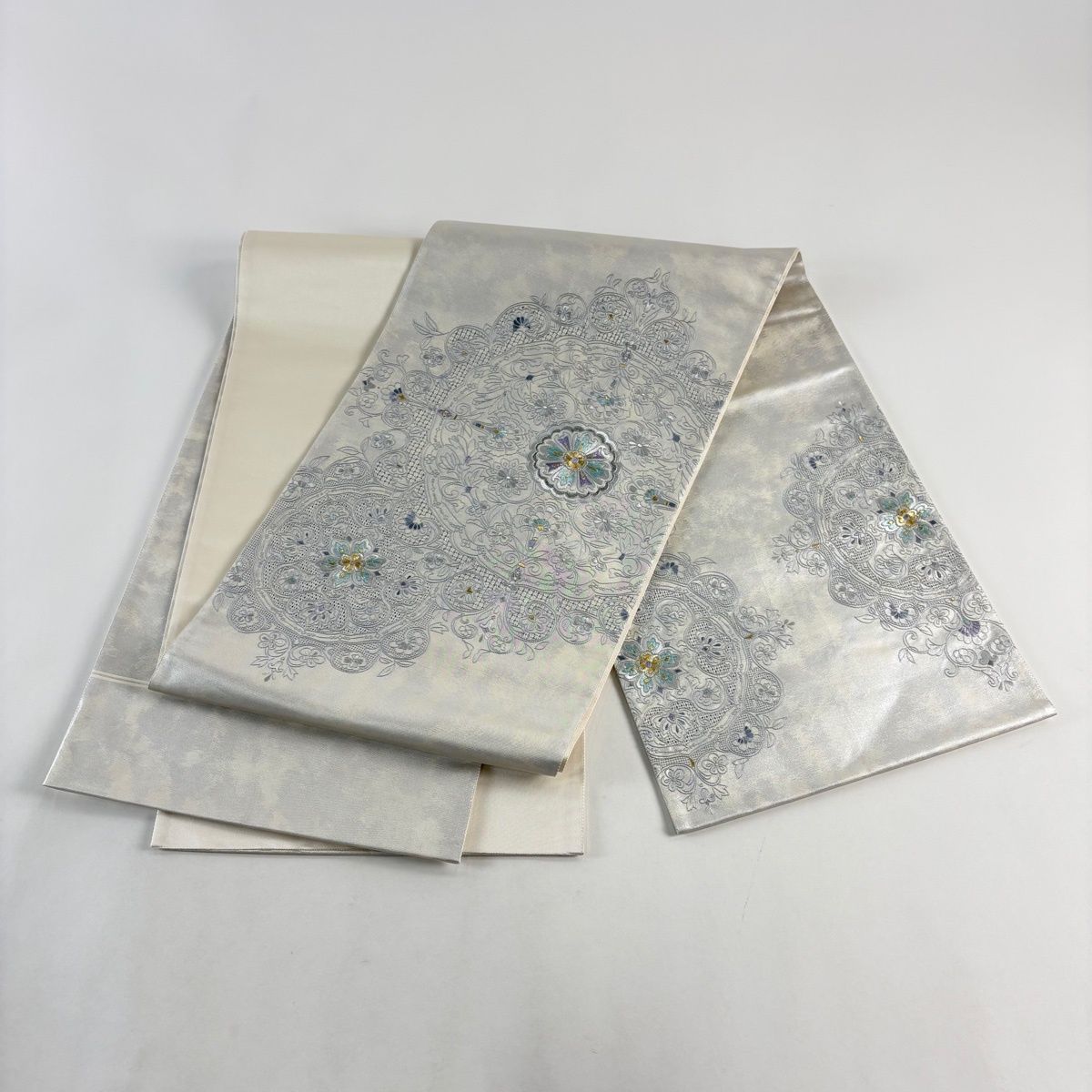美品】 袋帯 秀品 華文 花唐草 刺繍 金銀糸 灰白 お太鼓柄 正絹 【中古