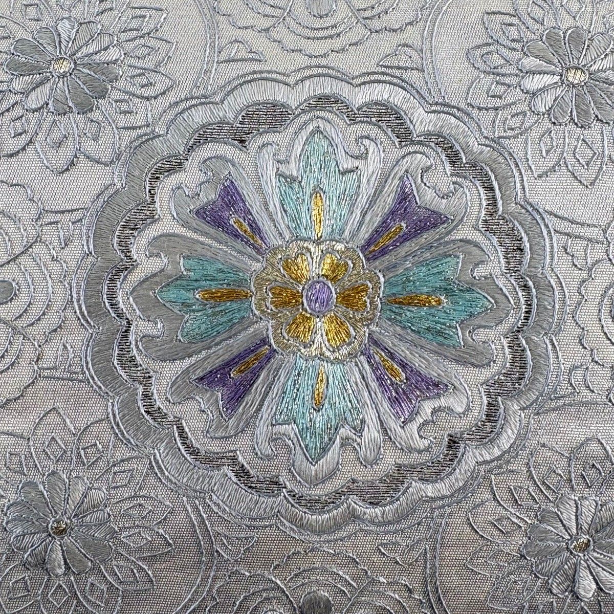 袋帯 秀品 華文 花唐草 刺繍 金銀糸 灰白 お太鼓柄 正絹