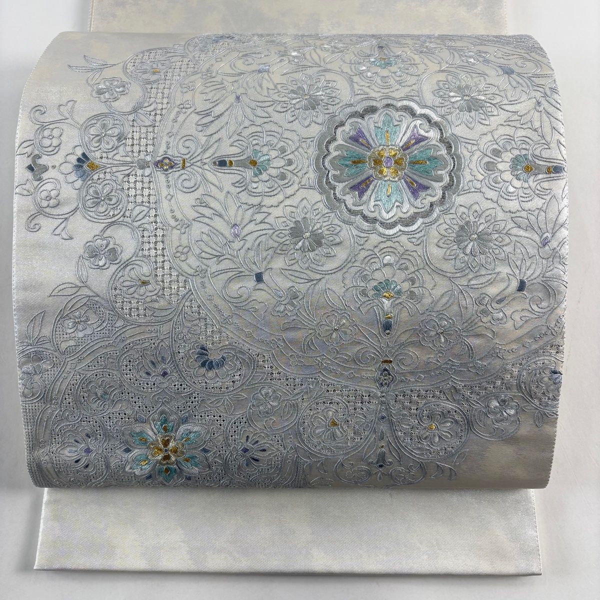 美品】 袋帯 秀品 華文 花唐草 刺繍 金銀糸 灰白 お太鼓柄 正絹 【中古