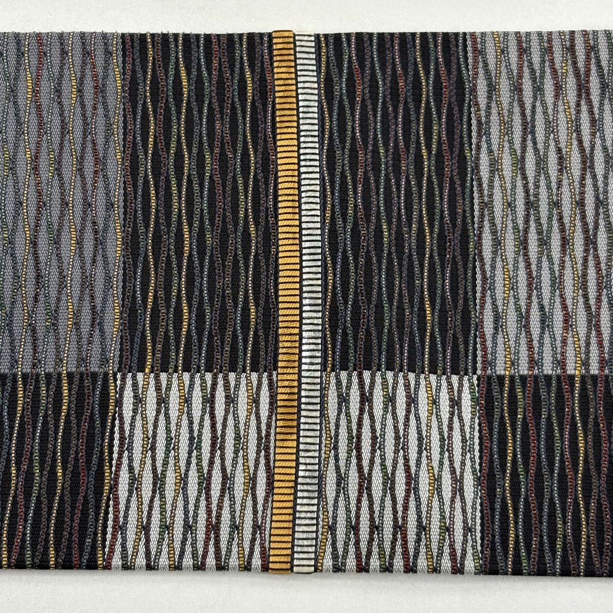 美品】 名古屋帯 秀品 落款 縞 幾何学模様 箔 黒 正絹 【中古】 - メルカリ