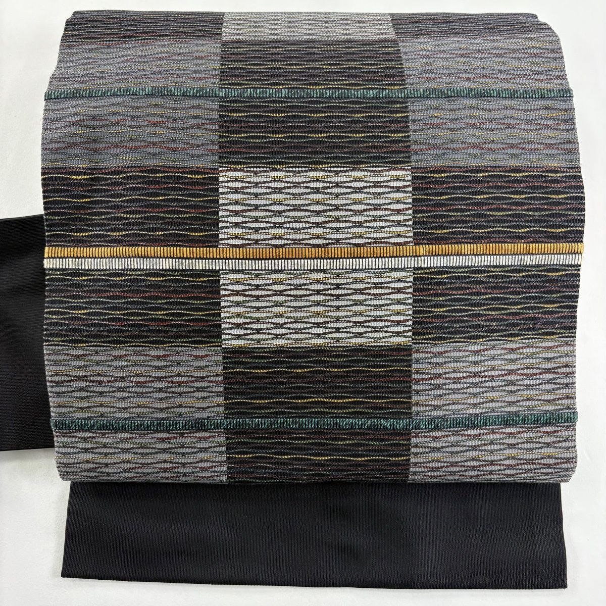 名古屋帯 黒に近い濃紺と茶とベージュ 幾何学模様正絹 美品】 名古屋帯 秀品 落款 縞 幾何学模様 箔 黒 正絹 【中古】 - メルカリ