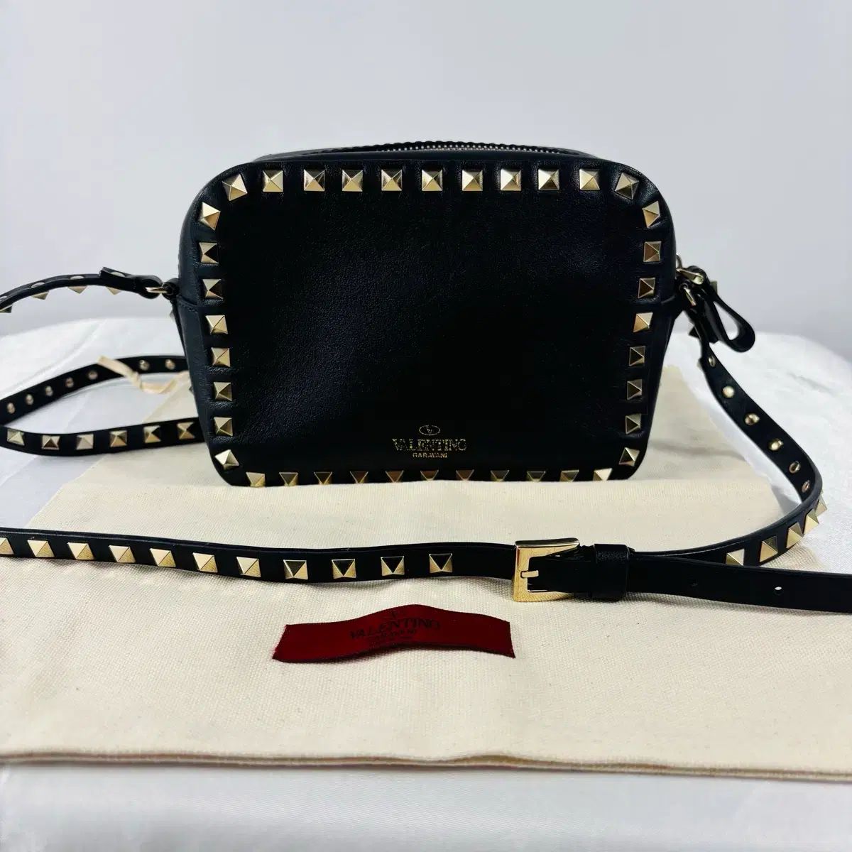 ヴァレンティノ ロックスタッズ カメラ クロスバッグ ブラック