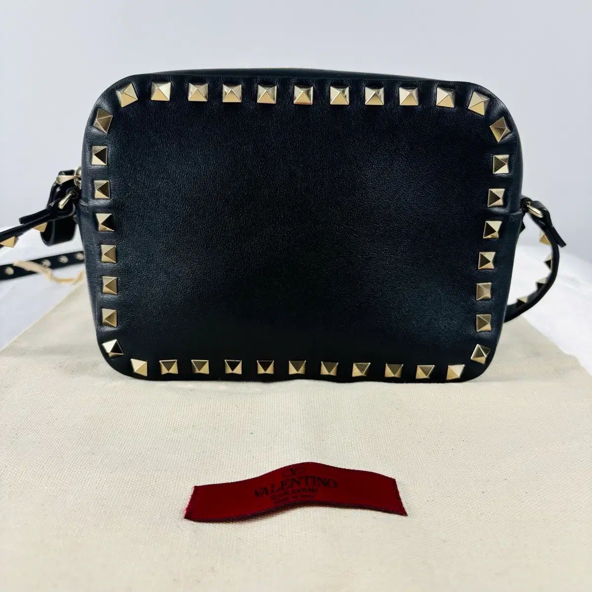 ヴァレンティノ ロックスタッズ カメラ クロスバッグ ブラック