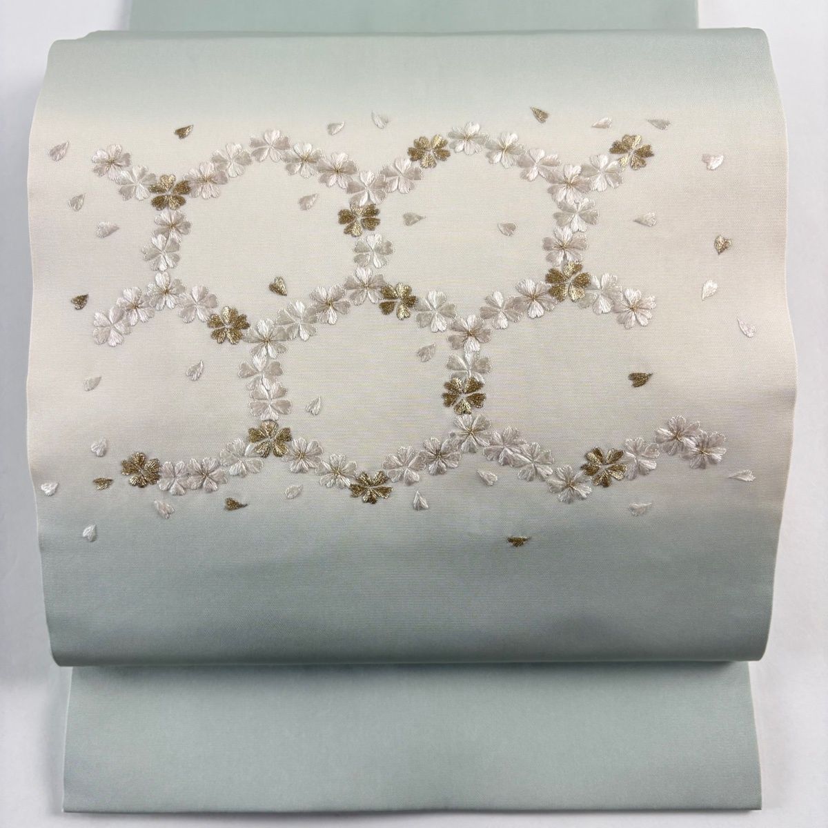 名古屋帯 秀品 松葉仕立て 桜 花びら 刺繍 金糸 薄緑 正絹