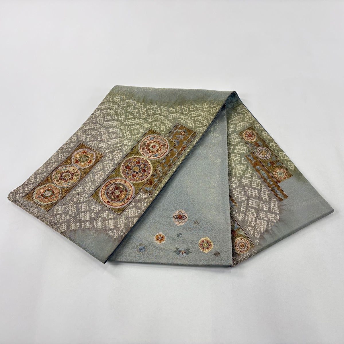 袋帯 秀品 華文 草花 刺繍 金糸 灰緑 お太鼓柄 正絹 【中古】 - メルカリ