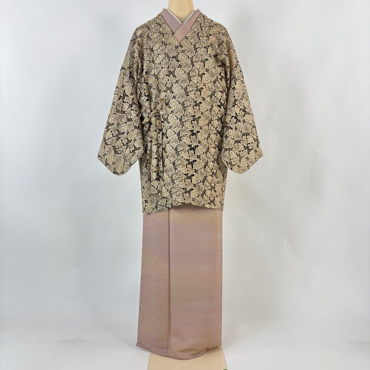 道中着 身丈81.5 cm 裄丈66 M 和装コート 葉と実 刺繍 ベージュ 化繊