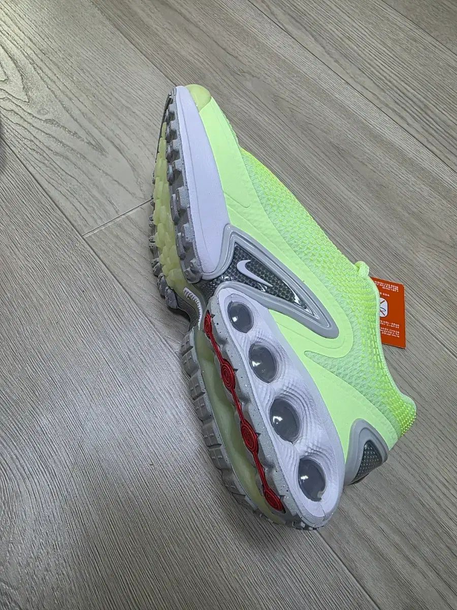 スニーカー 蛍光色