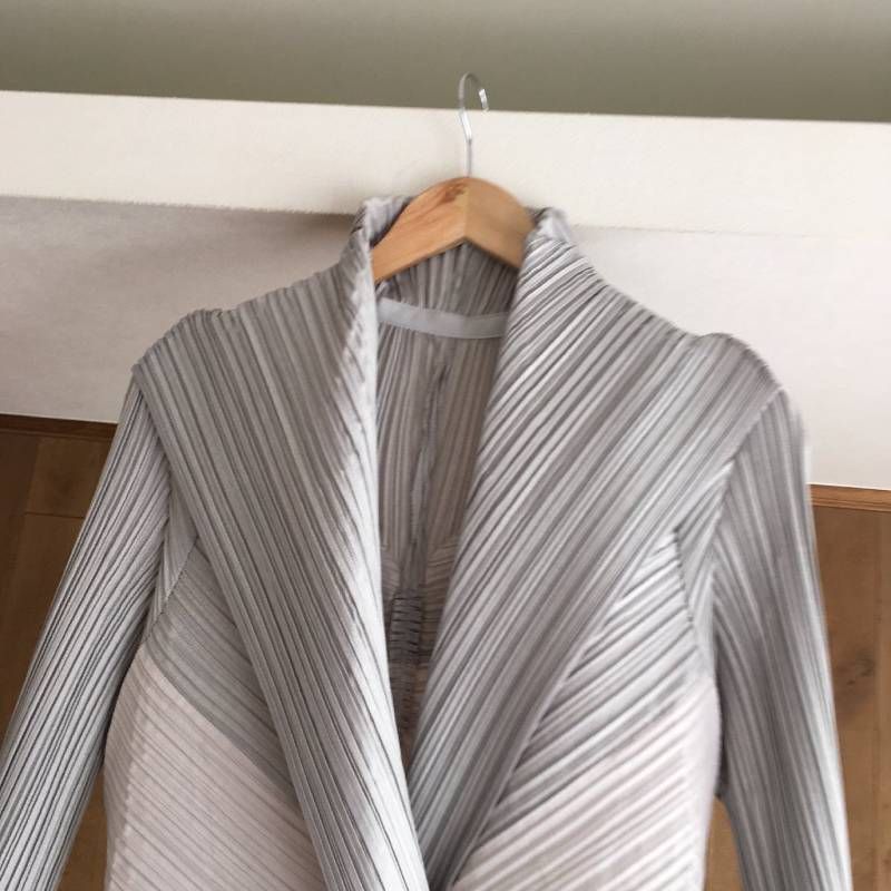 美品　イッセイミヤケ　プリーツ　ショートコート　ジャケット　シルバー　グレー　2 美品 イッセイミヤケ ISSEY MIYAKE プリーツ 変形 コート 2 IM23FD610