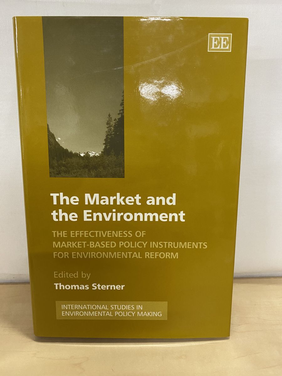 お買い得，お得 【洋書】【経済】 The Market and the Environment   Thomas　 Sterner  トーマス・エドワード・スターナー   Edward　Elgar Pub 文学・小説