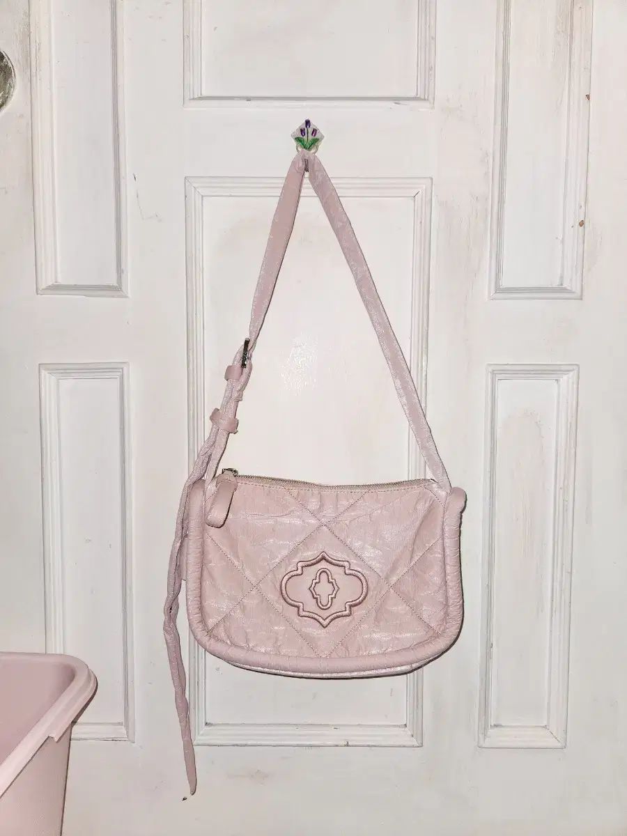 オヤナ バンパー クロスボディーバッグ ダスティ ピンク