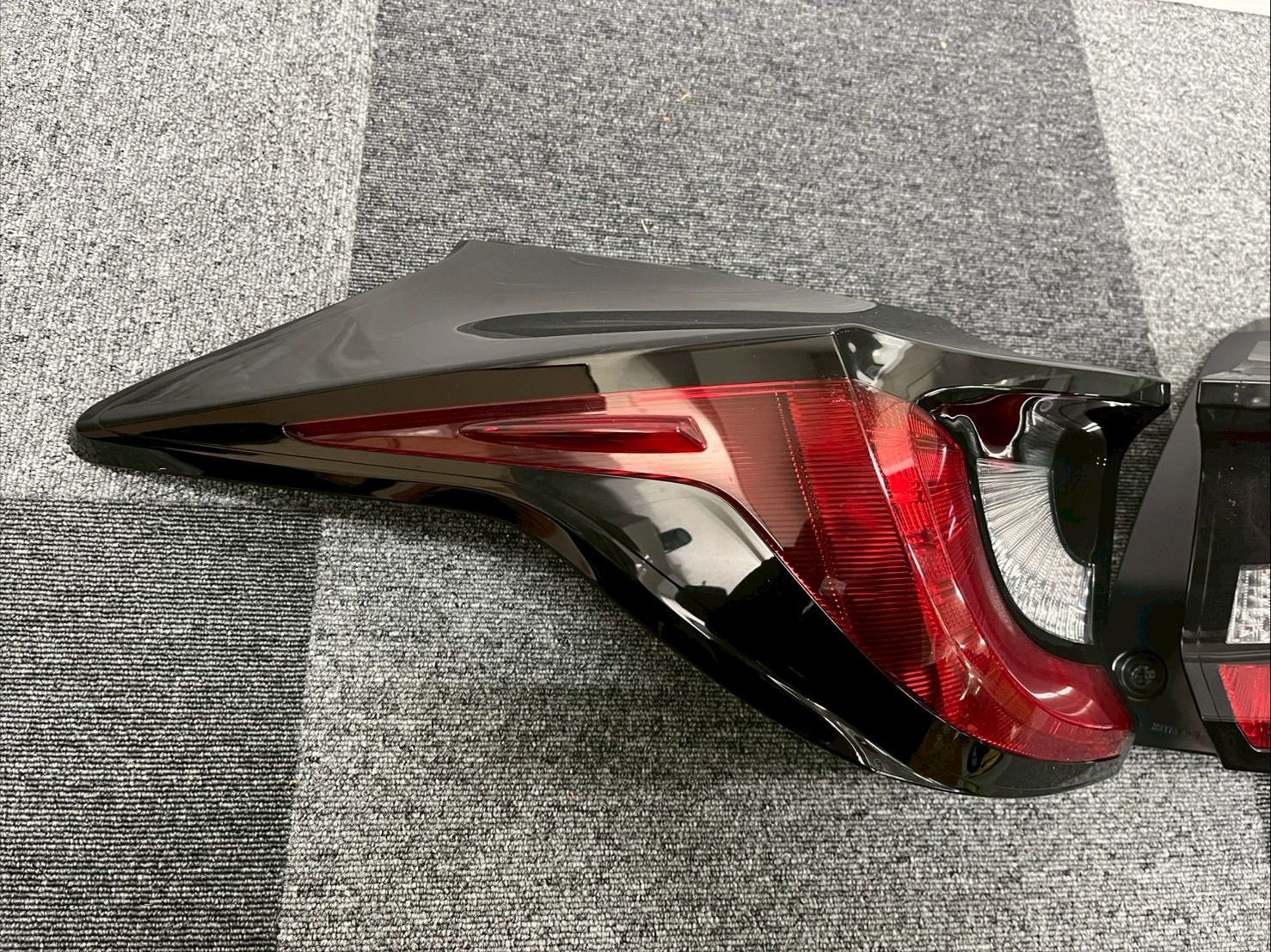 トヨタ ヤリス 純正 LED テールランプ 左右セット KOITO K0-10 メルカリ KOITO ヤリス 純正 テールランプ トヨタ LED 左右セット K0