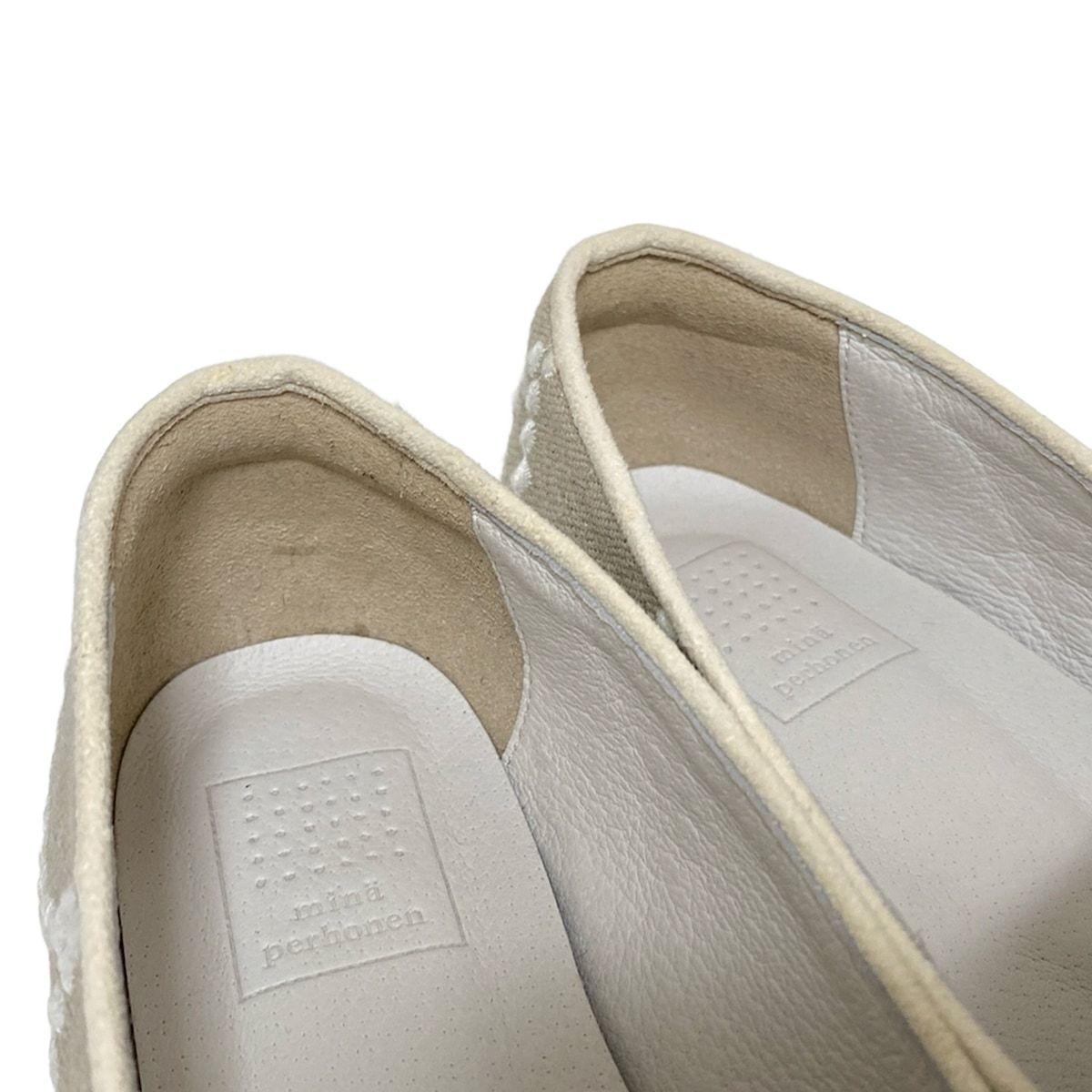 - グレーベージュ×白