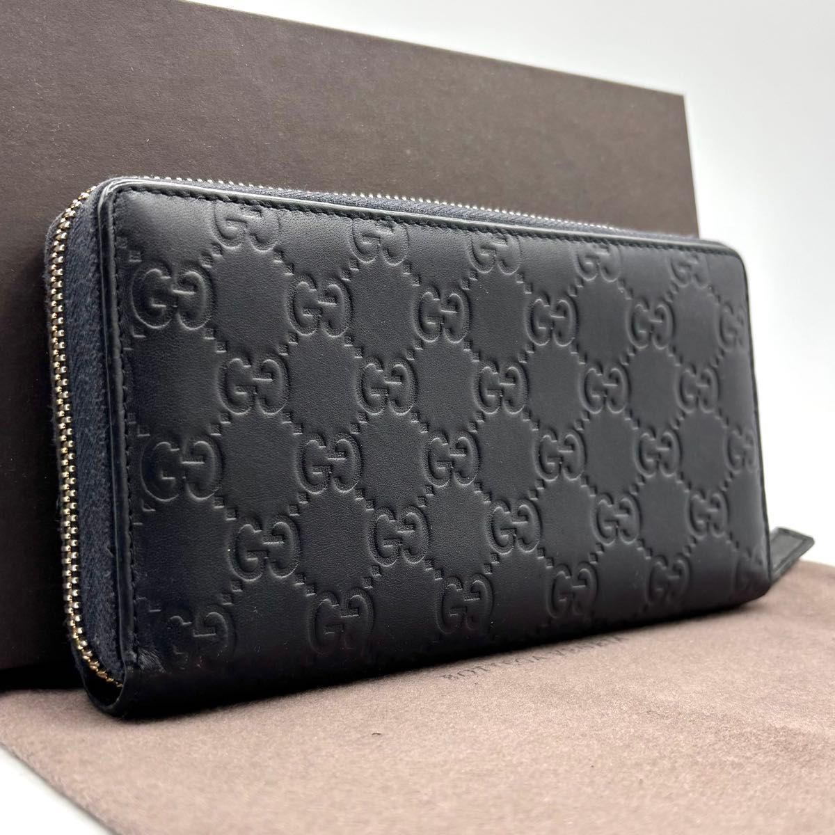 t 26 GUCCI グッチ 長 財布 ジップ アラウンド ウォレット ラウンド ファスナー 小銭入れ コインケース 付き ネイビー GG エンボス プレート シマ レザー