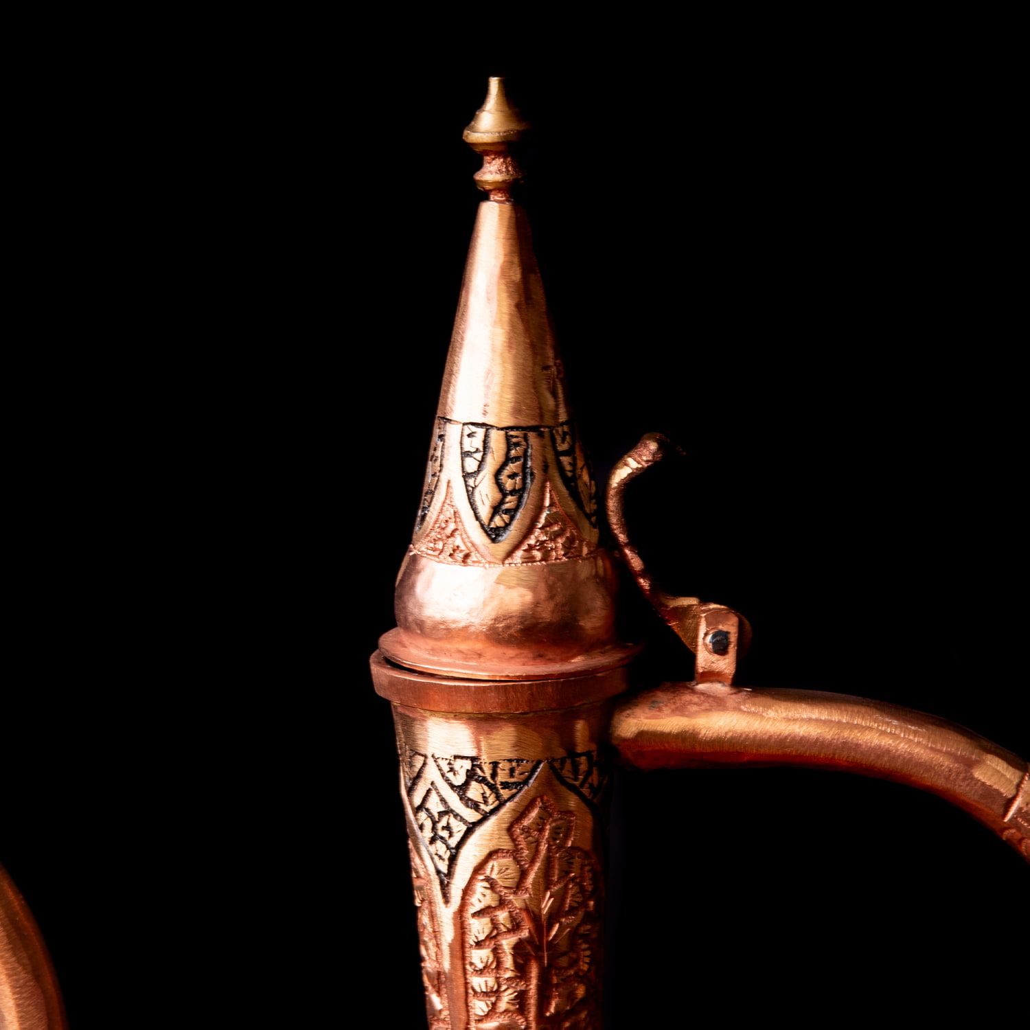 カシミールの重厚な精細彫金 エレガントな大型水差し 高さ 54 cm程度 テーブルウェア キッチンウェア 彫金 インド