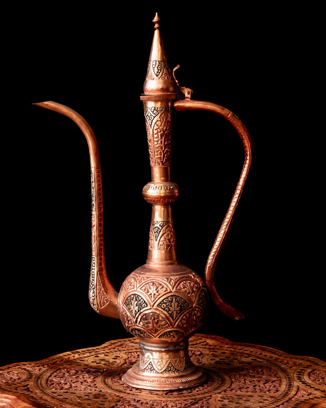 カシミールの重厚な精細彫金 エレガントな大型水差し 高さ 54 cm程度 テーブルウェア キッチンウェア 彫金 インド