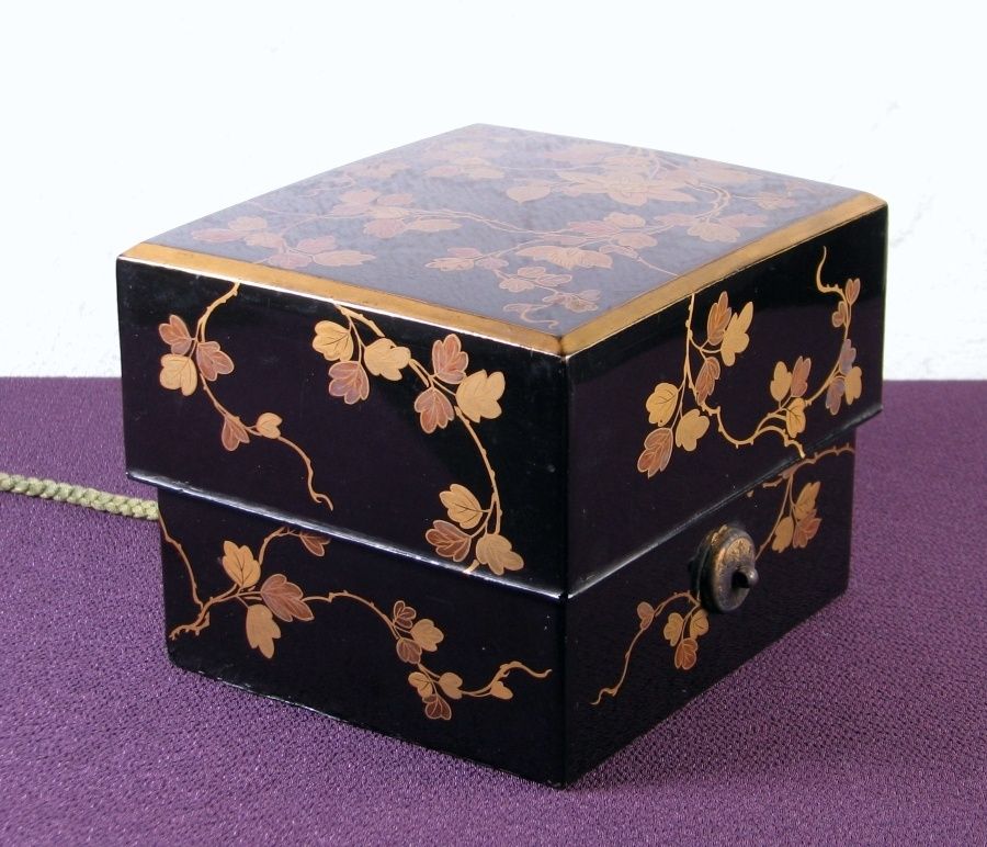 江戸時代古美術　時代蒔絵 鉄線唐草蒔絵重箱　時代箱付 江戸時代古美術 時代蒔絵 鉄線唐草蒔絵重箱 時代箱付 江戸時代古美術