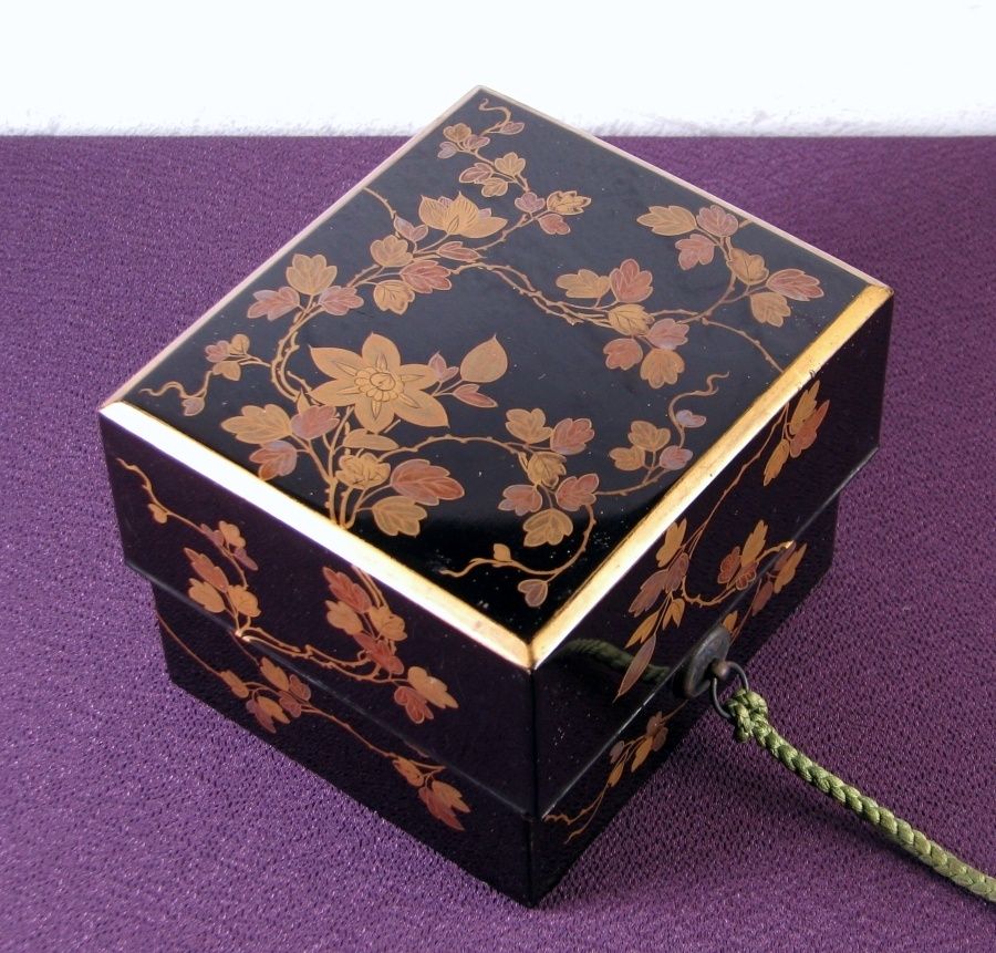 時代 香道具 木製漆塗鉄線唐草蒔絵香箱 香木入 幅：14.3cm 江戸～明治