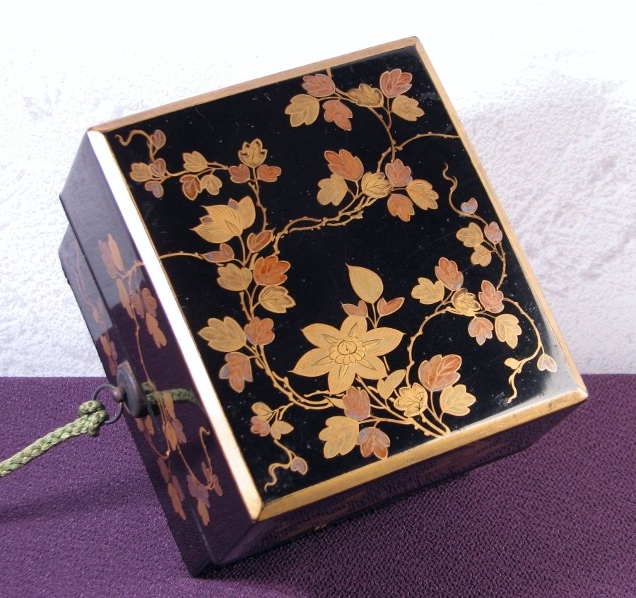 時代 香道具 木製漆塗鉄線唐草蒔絵香箱 香木入 幅：14.3cm 江戸～明治