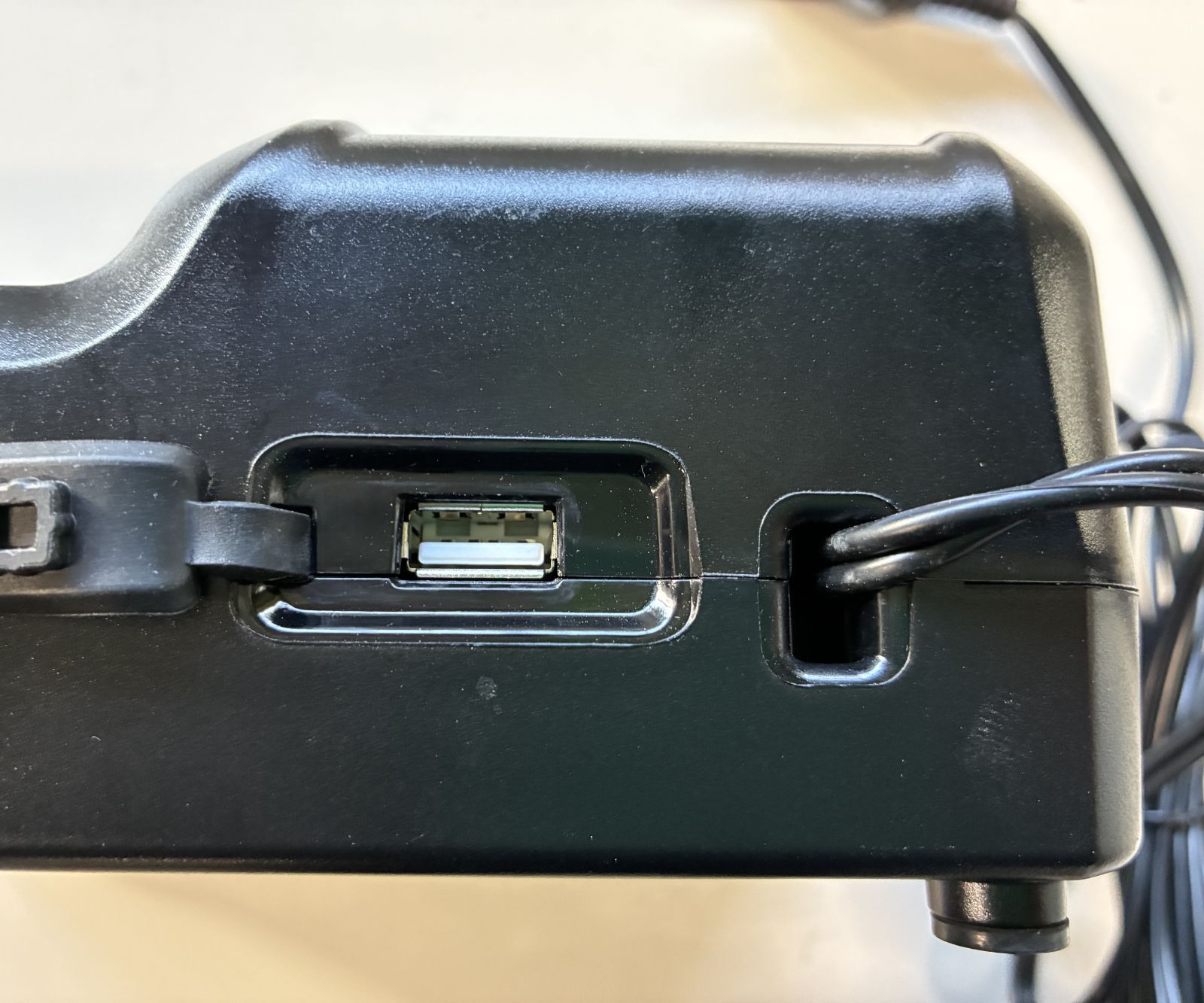 ハイコーキの充電器、UC18YDLとUC18YDL2の違いについて詳しく解説 | リツールリツール 急速充電器 スライド式リチウムイオン電池14.4V~18V対応 USB充電端子付 超急速充電 低騒音 UC18YDL2