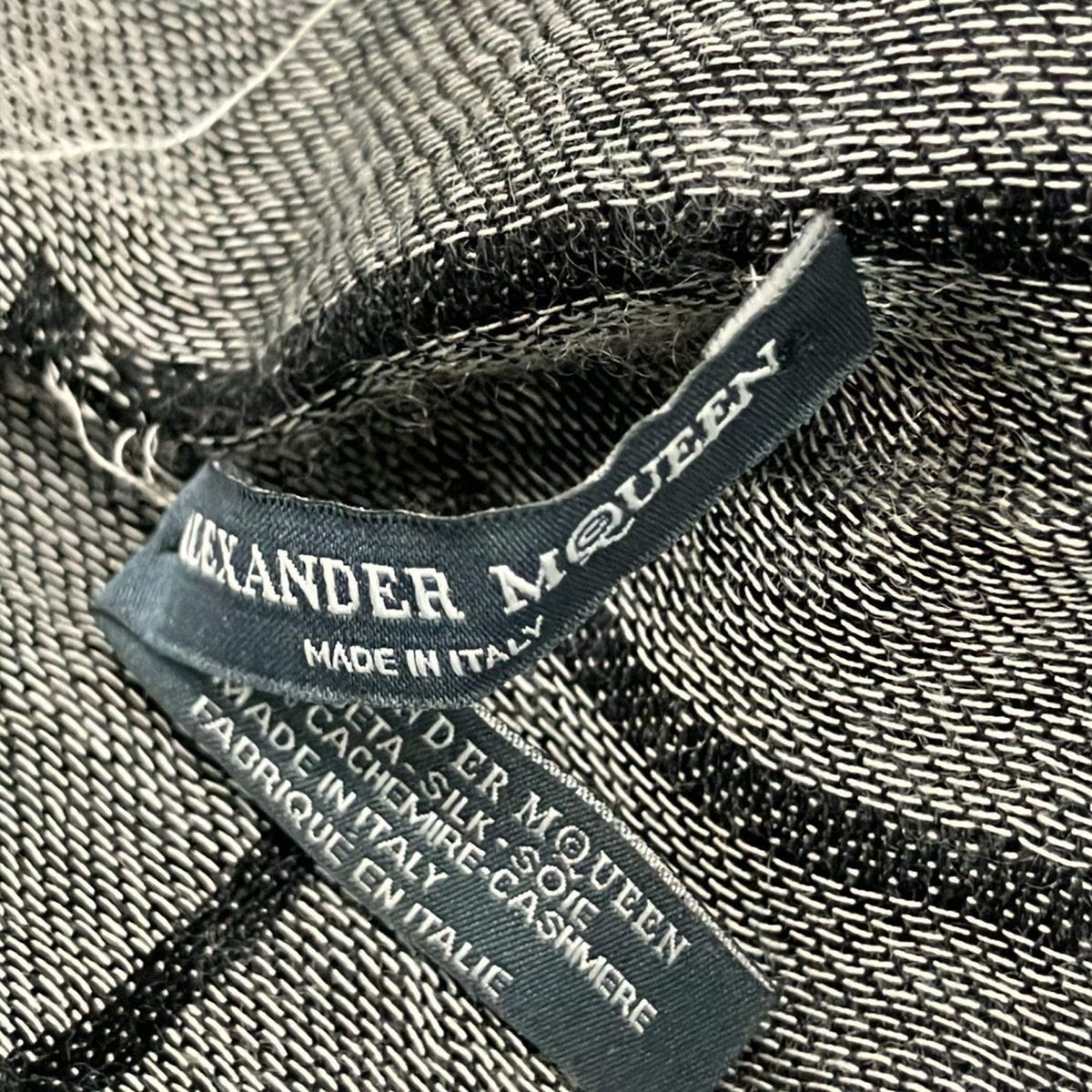 アレキサンダーマックイーン　シルク100% ストール　スカル　白　黒　大判 Alexander McQueen＊ スカル スカーフ 関税/送料込 (alexander mcqueen