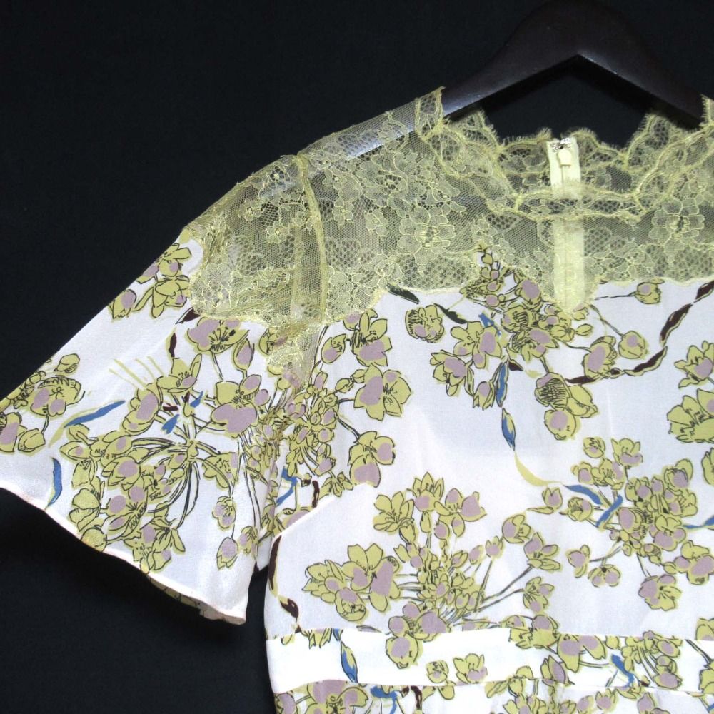 VALENTINO 半袖ワンピース お花モチーフ 40サイズ VALENTINO 半袖ワンピース お花モチーフ 40サイズ VALENTINO 半袖