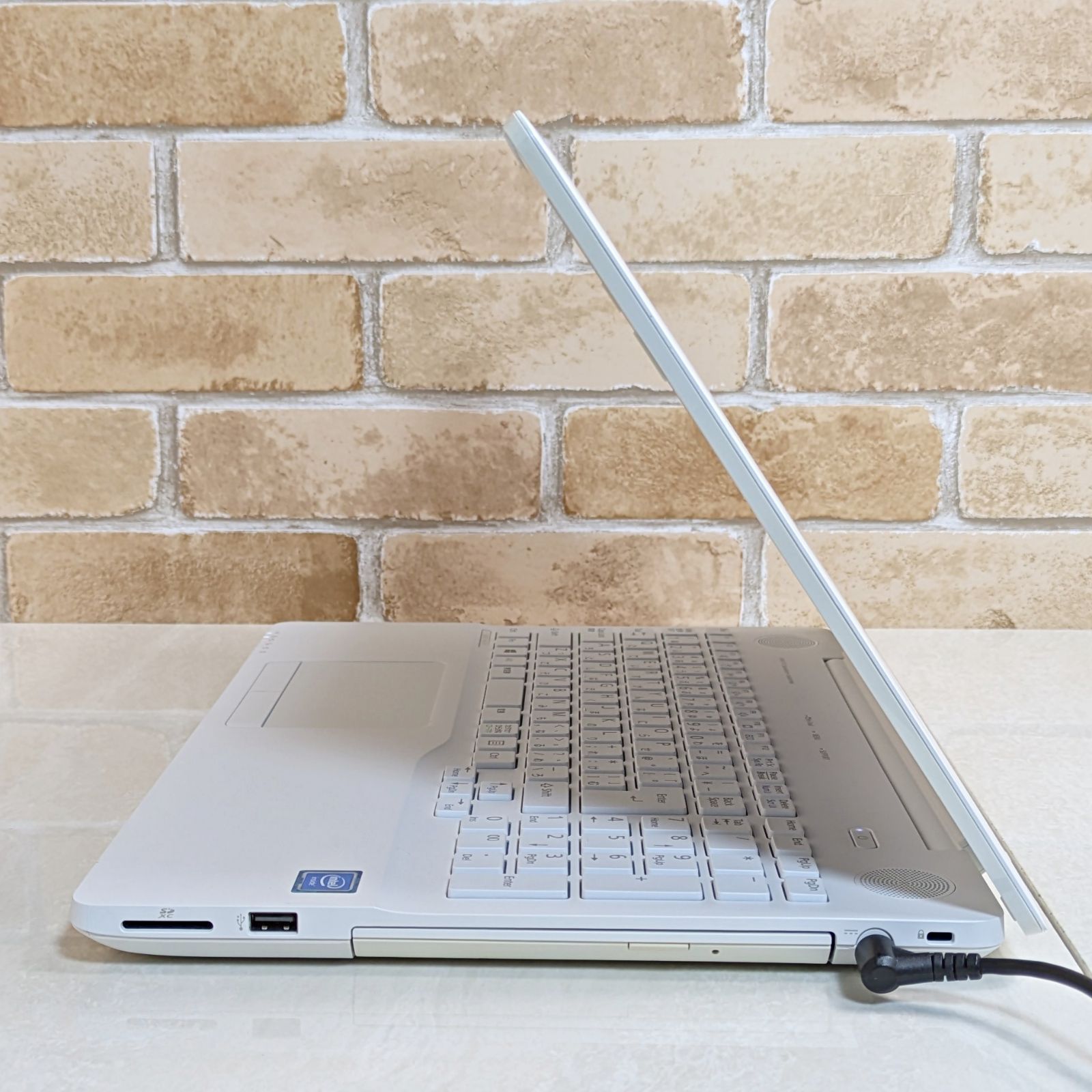 美品☆オフィス付き☆新品SSD/メモリ8GB☆初心者OK！Windows11ノート